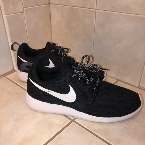 womens nike roshe one black and white